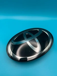 DAMAGE OEM 2019 - 2022 Toyota Tacoma Front Grille Emblem Badge Logo 90975-02159 - Picture 1 of 9