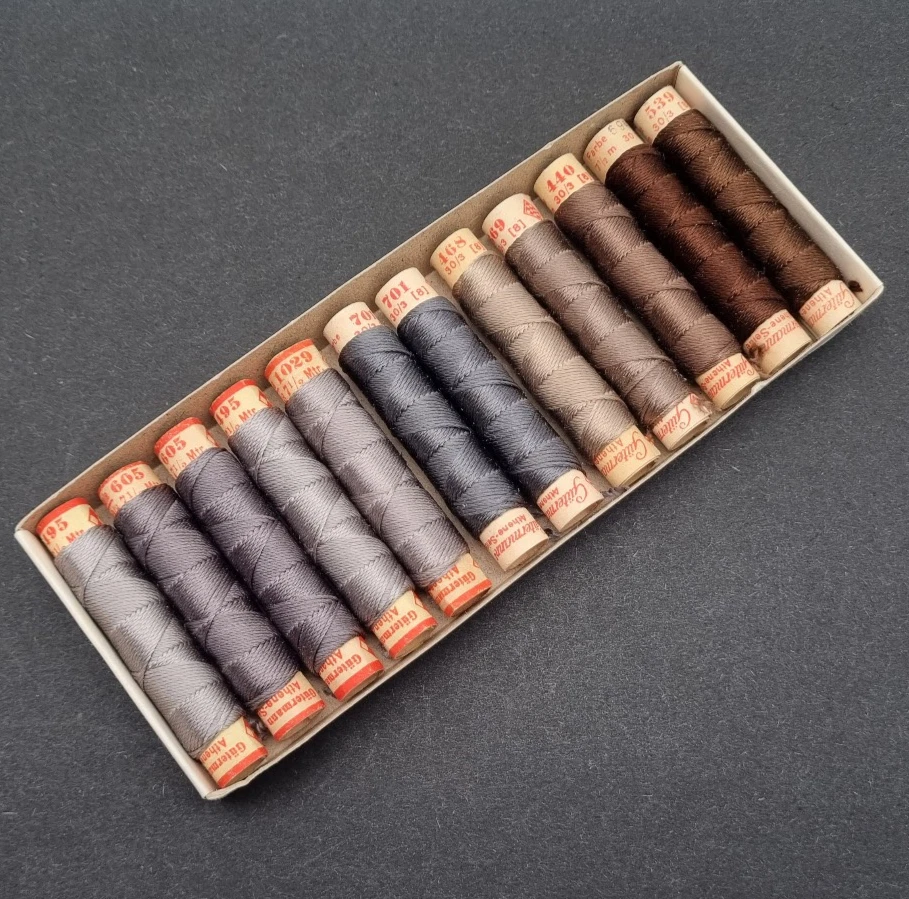 12 Rollen Gütermann Athene Knopflochseide Silk Buttonhole Thread Hilo de Seda 25 - Bild 1 von 1