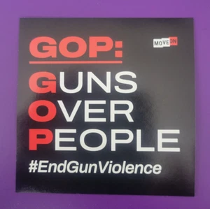 "GOP: Guns Over People"" Adesivo decalcomania spostamento su NUOVO circa 4" x 4" - Foto 1 di 2