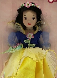 NEU VERSIEGELT DISNEY PRINZESSIN BLÜTEN ~ SCHNEEWITTCHEN PORZELLANPUPPE ~ MESSING SCHLÜSSEL ANDENKEN - Bild 1 von 10