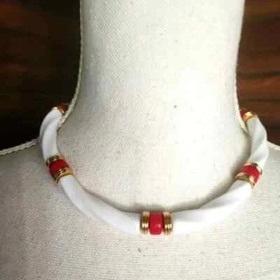Raro Collar Torcido Clásico Avon 1988 Rojo Blanco Tono Dorado Declaración Moda De Colección Foto 1 de 3