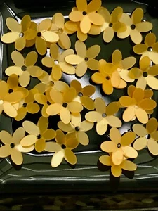 Sequins 10mm Sunny Yellow Pearl Soft Gloss Flower Cup 3/8in x 100 Craft Trimming - Picture 1 of 2