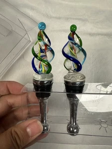 Juego de 2 tapones para botellas de zinc de vidrio remolino remolino remolino remolino Pier 1 - Nuevo en caja - Imagen 1 de 5