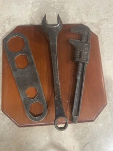 Ford Vintage Tool Antique Tools On Wood Plaque Hub Cap T-1349 Monkey M-40-17017 - Picture 1 of 9