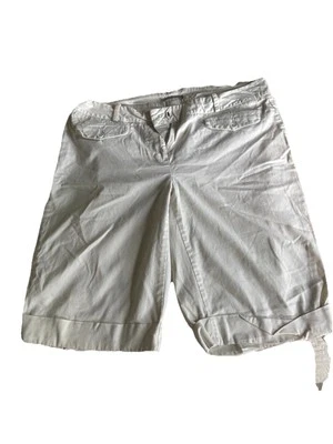 Bermudas de ajuste moderno Apt.9 para mujer 16 blancas con cremallera tiro ultra bajo elásticas Foto 1 de 4