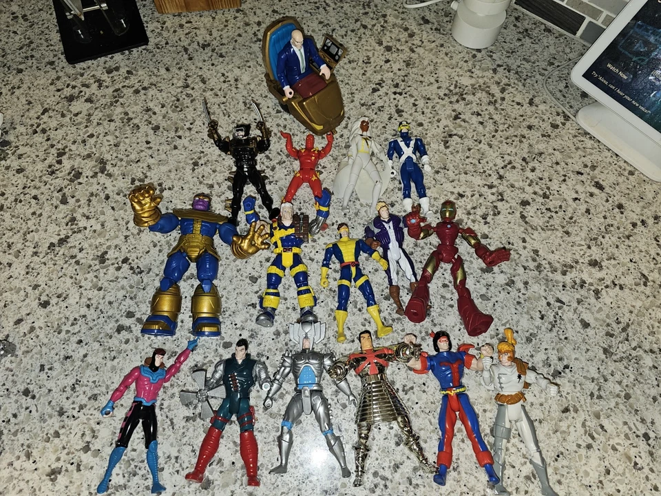 Vintage Toybiz Marvel X-Men Action Figure Lot Wolverine Storm - Image 1 of 3