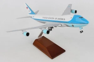 MODELO SKYMARKS (SKR5005) AIR FORCE ONE 747-200 (VC-25A) ESCALA 1:200 CON SOPORTE DE MADERA - Imagen 1 de 4