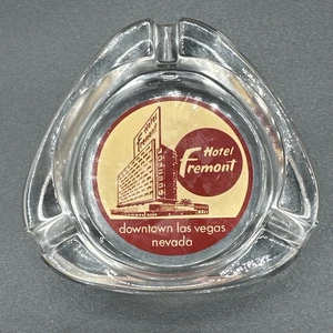 Posacenere vintage Fremont Hotel & Casino Downtown Las Vegas Nevada triangolo vetro - Foto 1 di 8