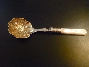 Antico cucchiaio da conservazione/bacche 'JBS' madreperla ornato placcato argento pressato - Foto 1 di 8