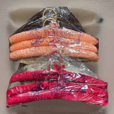 Lote de 3 cabides acolchoados de cetim perfumados rosa claro e 3 rosa escuro vintage dos anos 70 NOS - Imagem 1 de 4