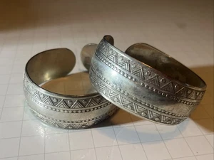 Menge 2 geprägte geometrische Design Armbänder Manschette Tibetisch Metall Armreif Cuffs - Bild 1 von 4