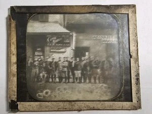 Tobogán de vidrio linterna mágica de pie para gente de la ciudad frente a la tienda mucha señalización - Imagen 1 de 6