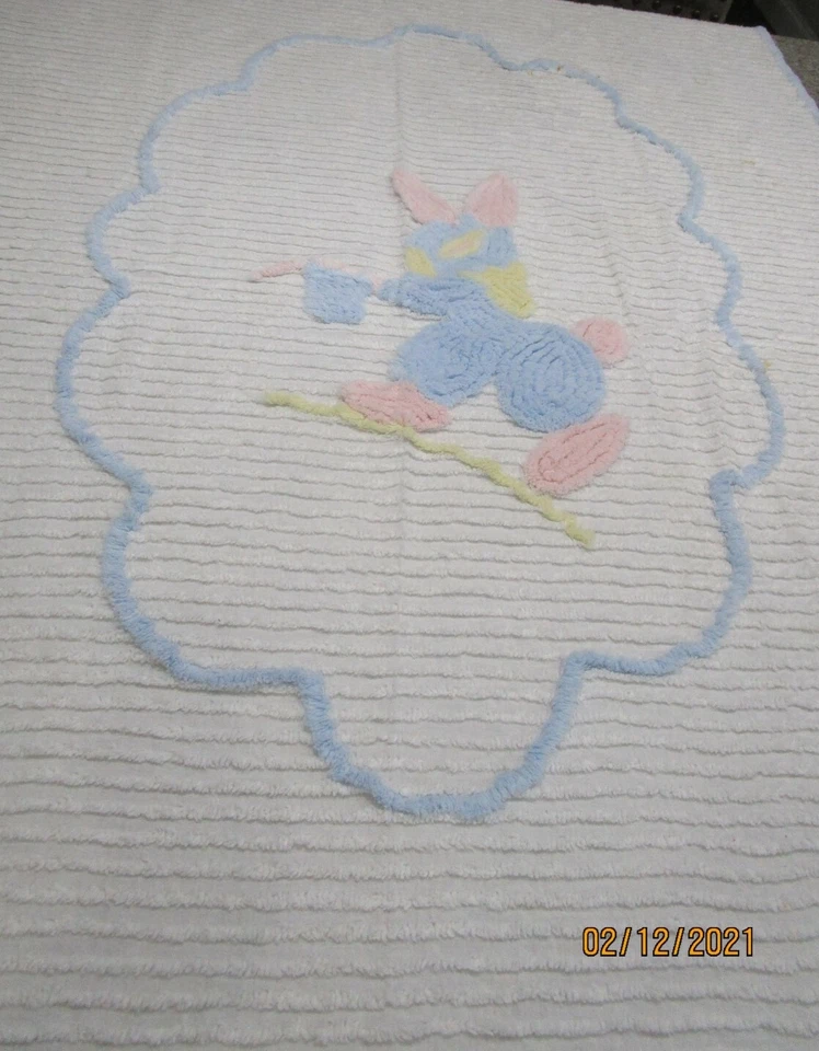 COBERTOR DE BEBÊ CHENILLE VINTAGE/Branco Espalhado com Borda Azul Coelho Rosa e Azul 60x40 - Imagem 1 de 4