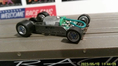 AFX RACING H.O. ESCALA MEGA G+ LLANTAS PLATEADAS ESTRECHAS ROJAS Y AZULES SPINNERS Foto 1 de 4