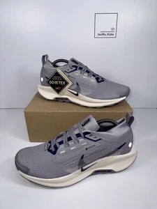 Nike React Pegasus Trail 5 GTX Scarpe da Ginnastica - Grigio - Taglia UK 8 - FQ0908-006 - NUOVE - Foto 1 di 10