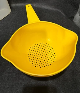 Colador colador de cuarto amarillo vintage TUPPERWARE con mango #1200-7 - Imagen 1 de 4