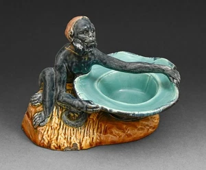 Eine englische Majolika Figurenschale, C870, modelliert als Affe mit Hut - Bild 1 von 9