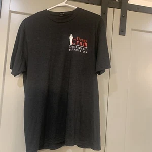 Vintage Louisville Cardinals Basketball HOF Legende Denny Crum Foundation Shirt - Bild 1 von 5