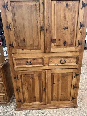 Cómoda de pino mexicano con algunos daños Foto 1 de 4