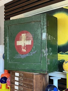 Vintage Industrie Holz Erste Hilfe Sanitätsschrank Militär Armee Distressed - Bild 1 von 10