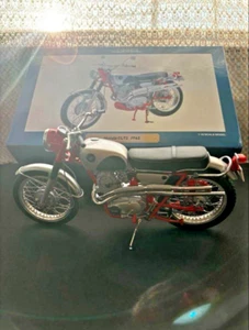 Modellino Ebbro Premium Collection Mmp Honda CL72 1962 Rosso 10011 1/10 mai usato - Foto 1 di 15