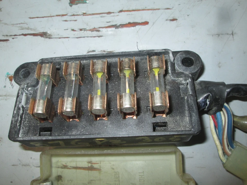 Conjunto de caja de fusibles OEM KAWASAKI 1983 - 1987 GPZ305 (EX305B) 26004-1026 Foto 1 de 4