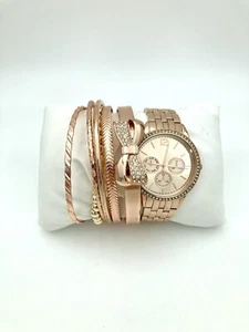 Hermoso Reloj Tono Oro Rosa y Juego de 6 Brazaletes a Juego - Con Almohada - Imagen 1 de 3