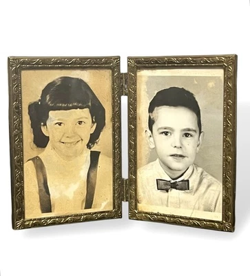 "Antiguo marco de fotos doble con bisagras de latón ornamentado con fotos de niños viejos 2x3""" Foto 1 de 4