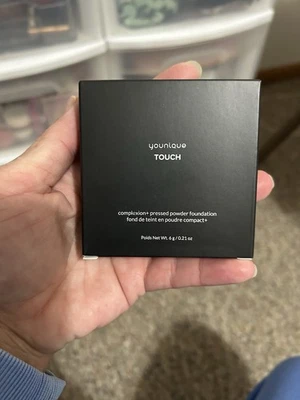 Polvo prensado en organza para tez Younique Foto 1 de 2