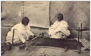 MADAGASKAR Madagassische Frauen weben Lambamena TANANARIVE - Bild 1 von 1
