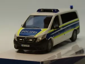 Busch Mercedes Vito Bundestagspolizei, uniformiert - 51100-197 - 1:87 - Bild 1 von 6