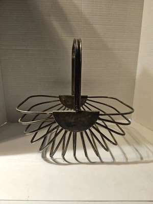 Cesta de frutas de metal chapado en plata de alta resistencia MCM International Silver Co. de colección Foto 1 de 4