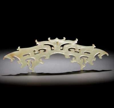 Antiguo colgante chino de jade en forma de corona, período de la cultura Shijiahe. Foto 1 de 4