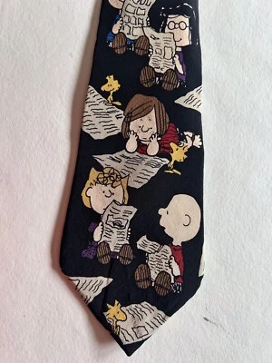 Gravata masculina Peanuts feita nos EUA 100% seda amendoim quadrinhos leitura jornal Snoopy - Imagem 1 de 4