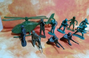 Soldados de plástico de la Segunda Guerra Mundial. Lote de 10 soldados y un helicóptero. - Imagen 1 de 2