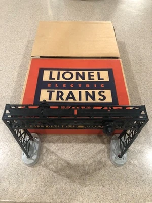 Lionel Trains Vintage #450 Operating Double  Signal Bridge with Box - Image 1 of 4