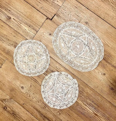 Lot De Trois Napperons Ancien  Finement Brodé Et Ajouté Fait Main. 19eme - Photo 1/2