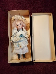 ANTIQUE SMALLER DOLL IN ORIGINAL BOX MADE IN GERMANY GERMAN - WITH LEG DEFECT !! - Picture 1 of 15