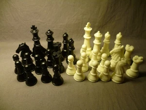 Schachfiguren aus Kunststoff - Bild 1 von 8