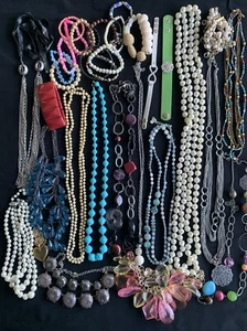 Vintage Women’s Jewelry Lot Necklace Bracelet Wearable Variety LBS850 - Picture 1 of 9