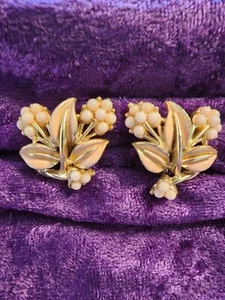 Pendientes de clip vintage de perlas rosas coro tempranas con cuentas y hojas esmaltadas color dorado - Imagen 1 de 7