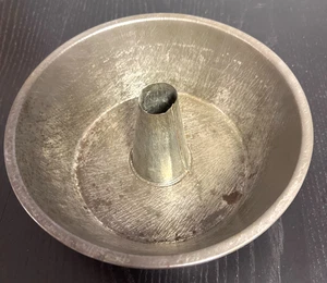 VINTAGE TUBE CAKE BAKING PAN - 8.5" - THICK GAUGE METAL - 1940's-1960's - Picture 1 of 13