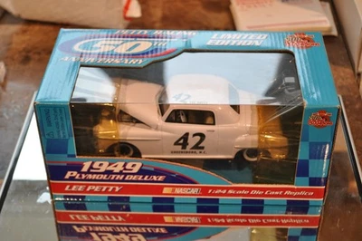 Racing Champions Lee Petty 1949 Plymouth Deluxe 42 coche 50 aniversario 1:24 Foto 1 de 2