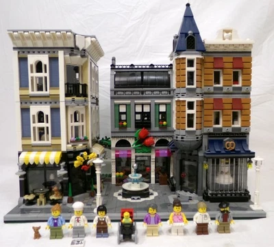 2017 LEGO Creator Expert 10255 Assembly Square Modular Set with Minifigures - Image 1 of 4