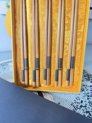 Juego de 5 pares de palillos de bambú reutilizables en caja de regalo | Elegante vajilla asiática Foto 1 de 4
