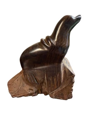 Estatuilla de escultura vintage tallada a mano de león marino sello en roca Foto 1 de 4