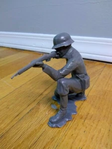 Louis Marx & Company Vintage Grey Kneeling Army Man 4 inch Toy Soldier - Picture 1 of 3