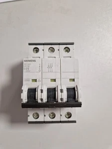 5SY4325-8 INTERRUTTORE M.TERMICO AUTOMATICO 400V 3P NO SCATOLA - Foto 1 di 1