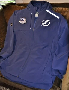 Tampa Bay Lighting 2020 Stanley Cup PRO RINK Kapuzenjacke LARGE Neu mit Etikett & Wimpel! - Bild 1 von 8