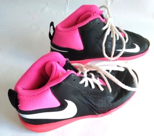 Tenis NIKE "Team Hustle D7" 747999-008 juveniles EE. UU. TALLA 3Y rosa/negro/blanco en muy buena condición - Imagen 1 de 6